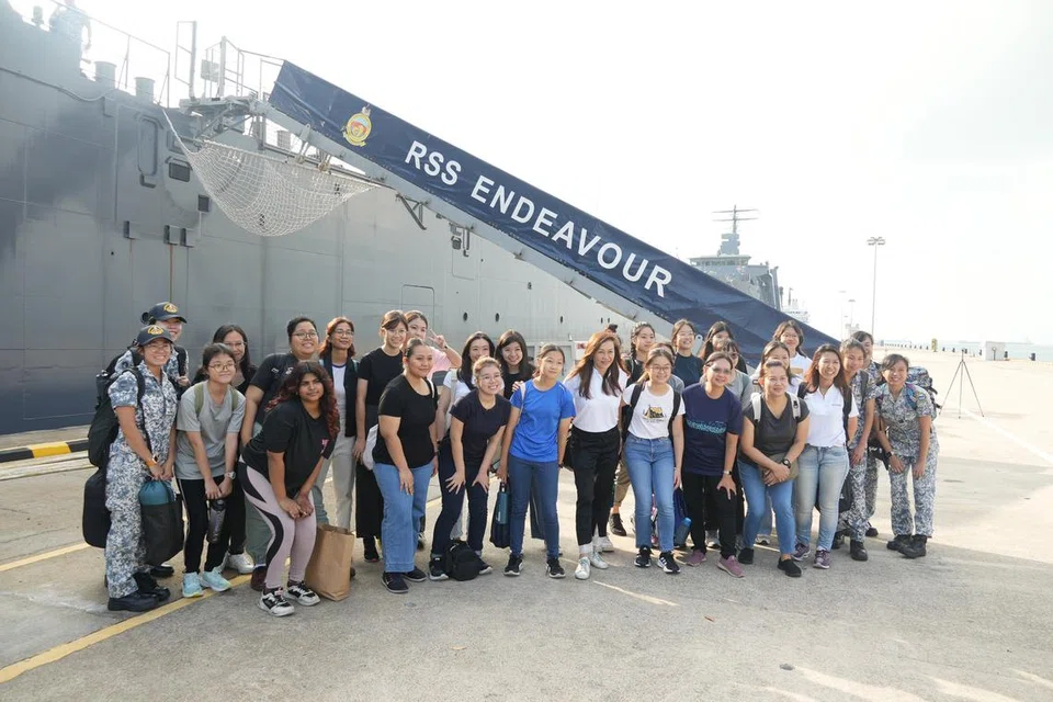 SATU PENGALAMAN: Seramai 22 peserta diberi peluang menaiki kapal tangki ‘Endurance-class Landing Ship Tank (LST) RSS Endeavour’  sempena Program Penyerapan Pertahanan (DIP)  yang berlangsung pada 13 hingga 14 November. 