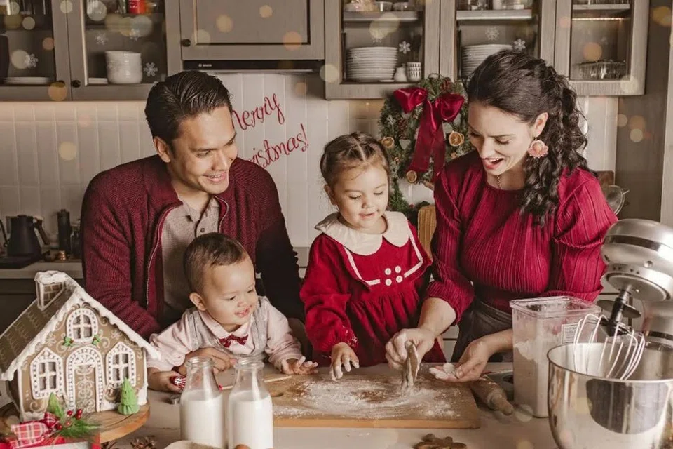 Demi isteri, Chelsey Frank (kanan) dan anak-anaknya, Blair (dua dari kanan) dan Asher Griffin (di ribanya), pelakon Indonesia, Randy Pangalila (kiri), sanggup meninggalkan nyala rasanya dalam sukan tinju tendang selepas merebut gelaran juara nasional pada 2024, kerana bimbangkan risiko pada kesihatan dan keselamatannya.
