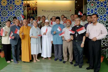 MERAI KEPELBAGAIAN DALAM MASYARAKAT MAJMUK: Gambar fail ini menunjukkan Mufti Ustaz Dr Mohamed Fatris Bakaram (berbaju Melayu biru) bersama beberapa pemimpin agama daripada kepercayaan berbeza di Pusat Harmoni@Masjid An-Nahdhah.