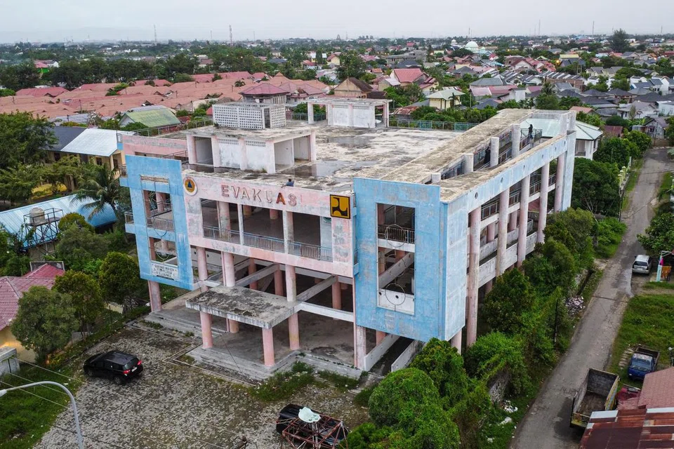 Sebuah bangunan pemindahan di Aceh ini adalah sebahagian daripada usaha mitigasi bencana di sana. Ia menawarkan tempat berteduh semasa amaran tsunami dan membantu penduduk pantai naik ke tingkat lebih tinggi jika bencana serupa berulang lagi. Dibina dengan berbilang tiang, reka bentuknya meningkatkan keupayaan bangunan itu menangani gegaran seismik dan serpihan akibat tsunami.