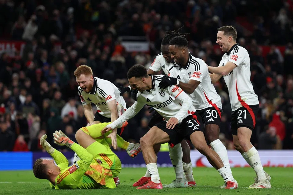 Pasukan Fulham meluru ke arah penjaga gol Bernd Leno selepas beliau selamatkan dua penalti ketika mereka menundukkan penyandang juara Piala FA Manchester United dan berjaya layak ke suku akhir Piala FA.