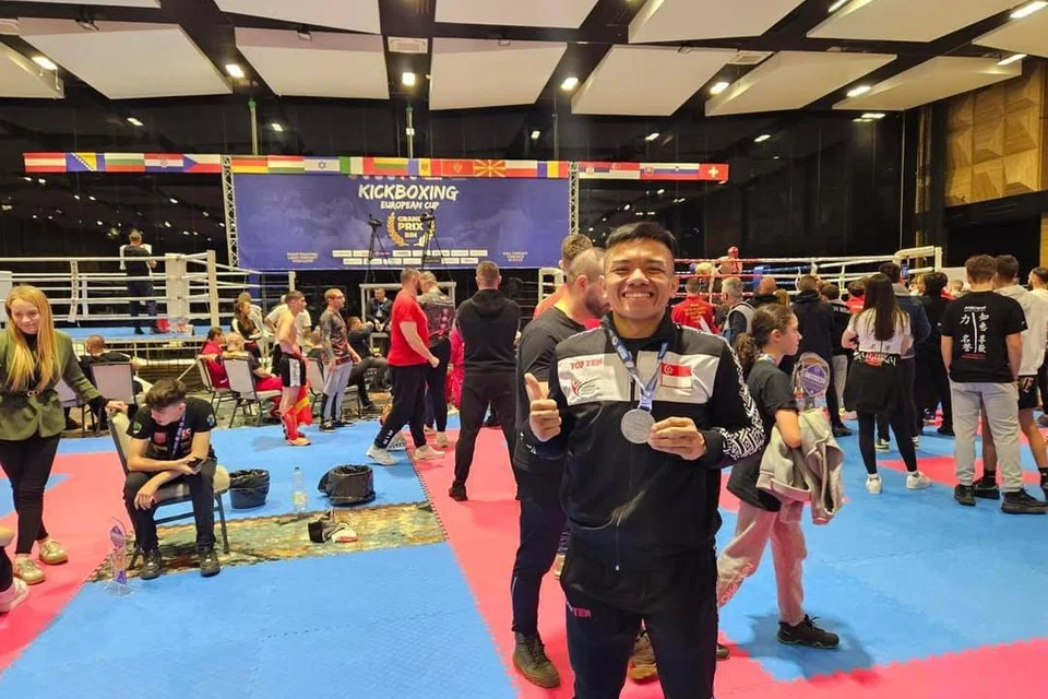 Atlet tinju tendang Singapura, Nazri Sutari, bergambar dengan pingat perak yang dimenanginya di Sarajevo Grand Prix 2025. 