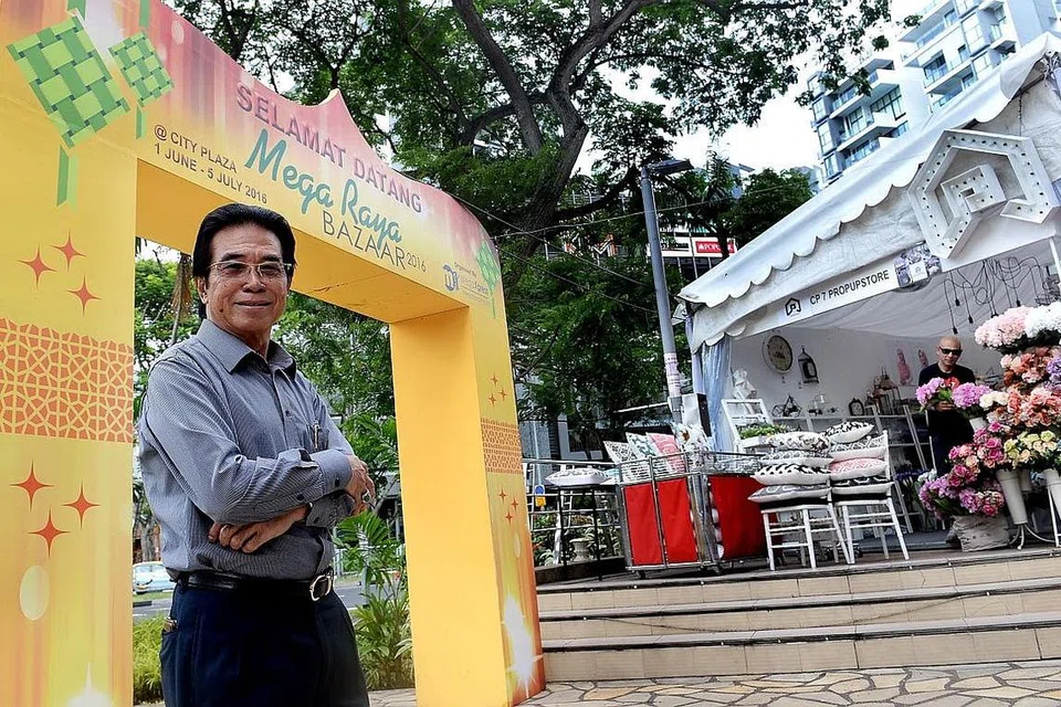 PELBAGAI PILIHAN: Encik Hamzah berkata bazar di City Plaza anjuran pihaknya menampilkan sekitar 38 gerai yang menawarkan pelbagai barangan keperluan Hari Raya. Ini termasuk gerai menjual pakaian fesyen terkini, barang perhiasan rumah, aksesori dan kuih-muih Raya. - Foto TAUFIK A. KADER
