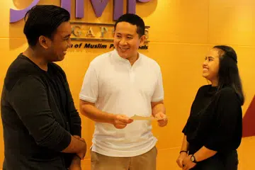 SOKONGAN KEWANGAN: Penerima Anugerah SMEF-Leftenan Adnan, Encik Muhammad Arrafi Iskandar dan Cik Nurina Majdah, beramah mesra dengan Encik Amrin Amin (tengah) di majlis penyampaian anugerah dan biasiswa SMEF Sabtu lalu - Foto AMP