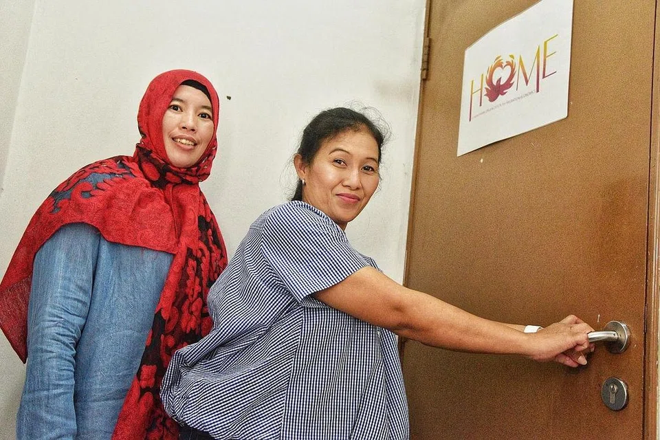 TEMUI PENAWAR DI HOME: Walau jauh dari keluarga di Indonesia di ambang Lebaran, (dari kiri) Cik Sri Rahayu dan Cik Herawati, merawat hati yang luka dek pengalaman silam bersama majikan di rumah perlindungan Home yang melengkapi diri mereka dengan pelbagai kemahiran. - Foto BM oleh DESMOND WEE