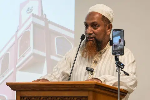Juru bahasa Bengali di Mahkamah Agung dan Mahkamah Negara Singapura, Encik Abdul Ahad,berkongsi tentang akibat undang-undang berkaitan kesalahan dadah di Forum Dadah Itu Haram untuk pekerja migran di Masjid Angullia pada 18 April. 