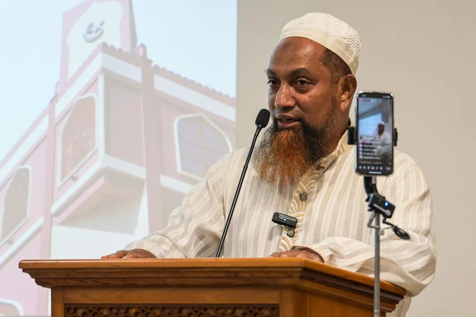 Juru bahasa Bengali di Mahkamah Agung dan Mahkamah Negara Singapura, Encik Abdul Ahad,berkongsi tentang akibat undang-undang berkaitan kesalahan dadah di Forum Dadah Itu Haram untuk pekerja migran di Masjid Angullia pada 18 April. 