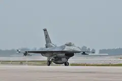 SELAMAT MENDARAT: Jet pejuang F-16 RSAF alami kerosakan dan terpaksa membuat pendaratan cemas di  Lapangan Terbang Changi.