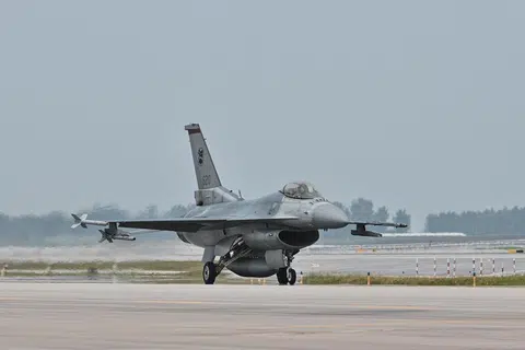 SELAMAT MENDARAT: Jet pejuang F-16 RSAF alami kerosakan dan terpaksa membuat pendaratan cemas di  Lapangan Terbang Changi.