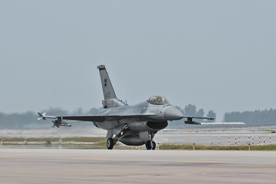 SELAMAT MENDARAT: Jet pejuang F-16 RSAF alami kerosakan dan terpaksa membuat pendaratan cemas di  Lapangan Terbang Changi.