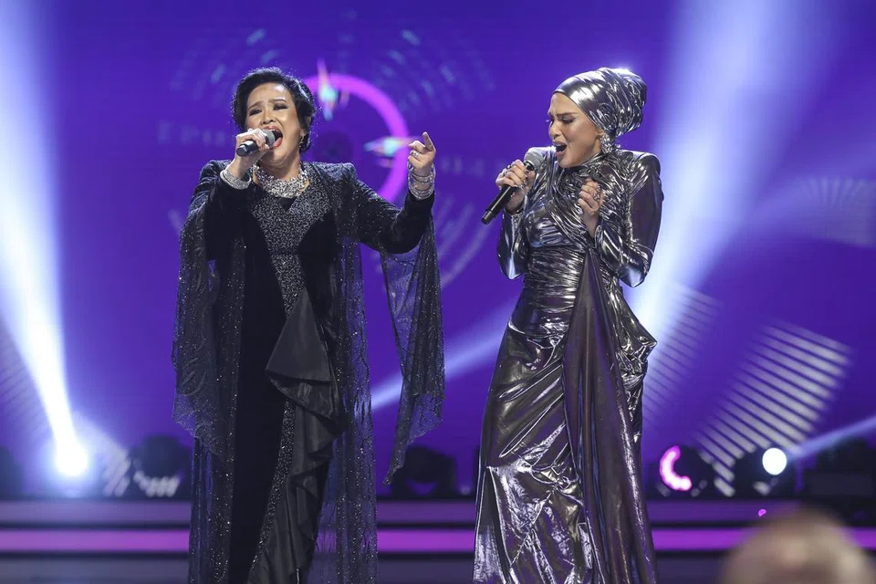 SALING MEMBERI: Noryn Aziz (kanan) bertuah dapat berduet dengan penyanyi eksklusif dengan suara emas, Liza Aziz. Mereka mendapat markah tertinggi pada konsert minggu keempat.