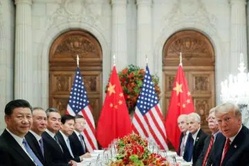 KONFLIK BERPANJANGAN: Presiden Donald Trump dan Presiden Xi Jinping (depan) mencapai 'gencatan perdagangan' bulan lalu, namun hubungan tegang antara Amerika dan China dijangka berterusan tahun ini kerana perbezaan dua negara itu berakar dalam pergeseran geopolitik, ekonomi, keselamatan dan teknologi, bukan perdagangan sahaja. - Foto REUTERS