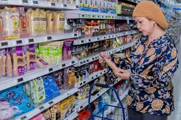 SEMUANYA ADA, PILIH SAHAJA: Pasar raya NTUC FairPrice telah menguar-uarkan promosi mereka sejak lewat April lalu bagi menarik pelanggan yang mungkin perlu membeli barangan dapur khususnya bahan untuk membuat kuih jauh lebih awal - Foto BH oleh NUR DIYANA TAHA