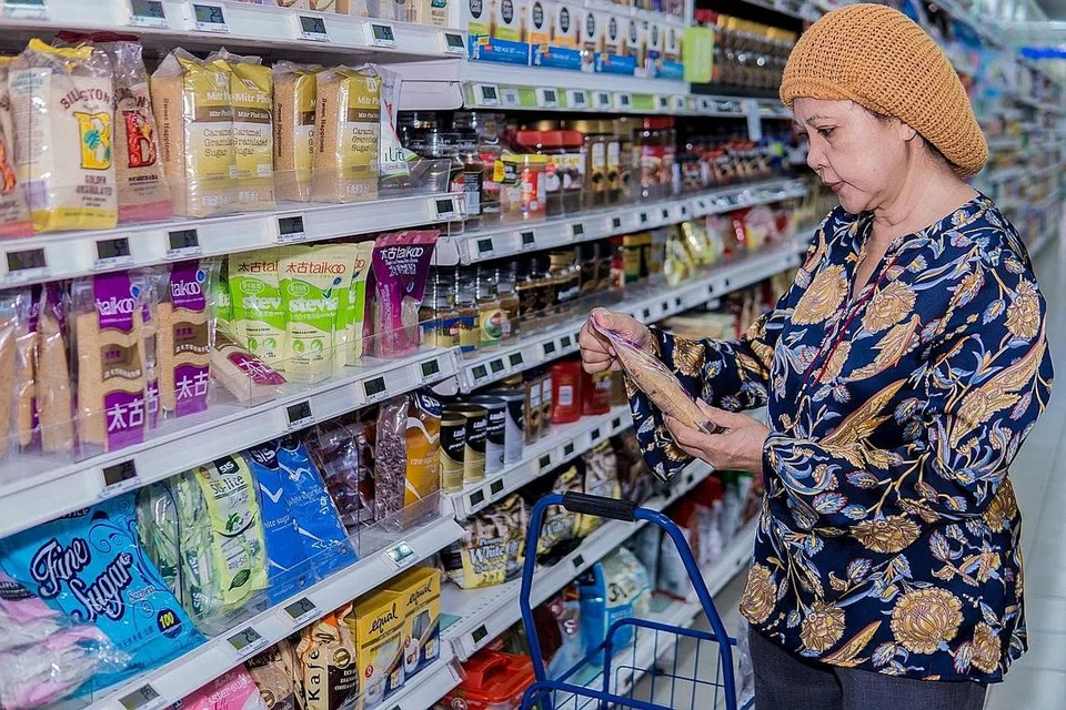 SEMUANYA ADA, PILIH SAHAJA: Pasar raya NTUC FairPrice telah menguar-uarkan promosi mereka sejak lewat April lalu bagi menarik pelanggan yang mungkin perlu membeli barangan dapur khususnya bahan untuk membuat kuih jauh lebih awal - Foto BH oleh NUR DIYANA TAHA