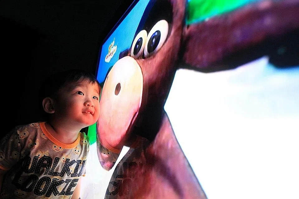 KURANGKAN MASA SKRIN: Perkara terbaik yang boleh dilakukan adalah dengan memberikan panduan kepada para ibu bapa terhadap penggunaan masa skrin. Garis panduan WHO - tiada masa skrin untuk bayi yang berusia dua tahun dan ke bawah.- Foto Fail