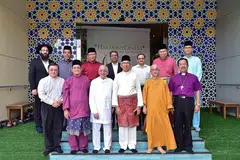 BERSAMA WAKIL PELBAGAI AGAMA: Dr Yaacob (barisan depan, tiga dari kanan) bersama pemimpin dan wakil pelbagai kumpulan agama yang berkumpul untuk menghadiri jamuan Hari Raya dan memberi penghargaan kepada Dr Yaacob menyusuli persaraannya baru-baru ini. - Foto PUSAT HARMONI
