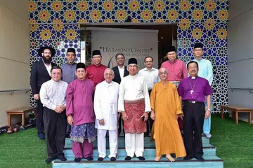 BERSAMA WAKIL PELBAGAI AGAMA: Dr Yaacob (barisan depan, tiga dari kanan) bersama pemimpin dan wakil pelbagai kumpulan agama yang berkumpul untuk menghadiri jamuan Hari Raya dan memberi penghargaan kepada Dr Yaacob menyusuli persaraannya baru-baru ini. - Foto PUSAT HARMONI