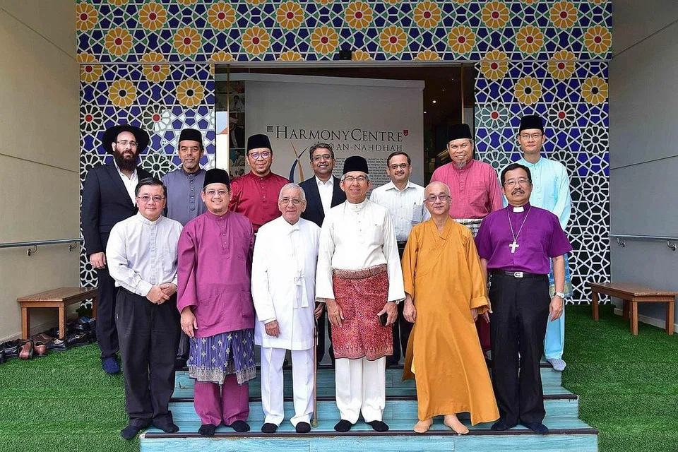 BERSAMA WAKIL PELBAGAI AGAMA: Dr Yaacob (barisan depan, tiga dari kanan) bersama pemimpin dan wakil pelbagai kumpulan agama yang berkumpul untuk menghadiri jamuan Hari Raya dan memberi penghargaan kepada Dr Yaacob menyusuli persaraannya baru-baru ini. - Foto PUSAT HARMONI