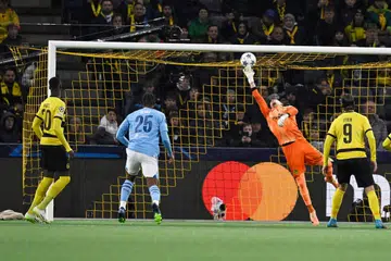 MANFAATKAN PELUANG: Manchester City mendahului perlawanan selepas bola tandukan Ruben Dias terkena palang apabila ditolak penjaga gol Young Boys, Anthony Racioppi, dan terpelanting ke arah Manuel Akanji yang kemudian menjaringkan gol dari jarak dekat. 