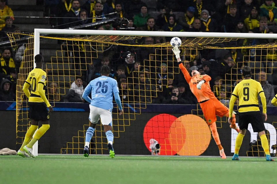 MANFAATKAN PELUANG: Manchester City mendahului perlawanan selepas bola tandukan Ruben Dias terkena palang apabila ditolak penjaga gol Young Boys, Anthony Racioppi, dan terpelanting ke arah Manuel Akanji yang kemudian menjaringkan gol dari jarak dekat. 
