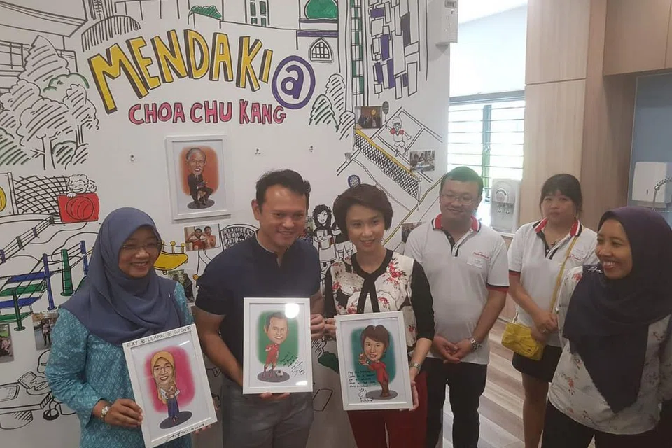 PUSAT SATELIT MENDAKI: (Dari kiri) Cik Rahayu, Encik Zaqy dan Cik Low bergambar bersama semasa pelancaran pusat satelit ketujuh Mendaki di Choa Chu Kang.