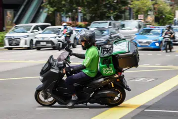 Pada 2022, Grab bekerjasama dengan syarikat teknologi NCS untuk menguji perkhidmatan penghantaran makanan menggunakan robot AV bagi melayani tetamu dan peniaga F&B di Sentosa.