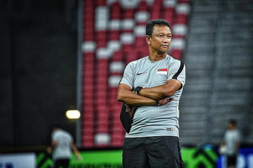 HADAPI SAINGAN SUKAR: Fandi Ahmad dan pasukannya akan berdepan dengan saingan sukar pada Sukan SEA tahun ini apabila Singapura ditempatkan dalam Kumpulan B bersama Thailand, Indonesia, Vietnam, Laos dan Brunei. - Foto BH oleh ARIFFIN JAMAR