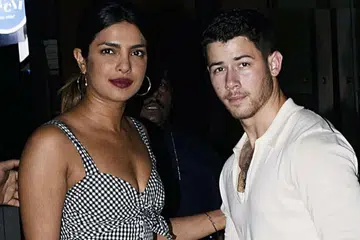 BERTUNANG: Priyanka Chopra (kiri) bersama Nick Jonas di Mumbai pada 22 Jun 2018.