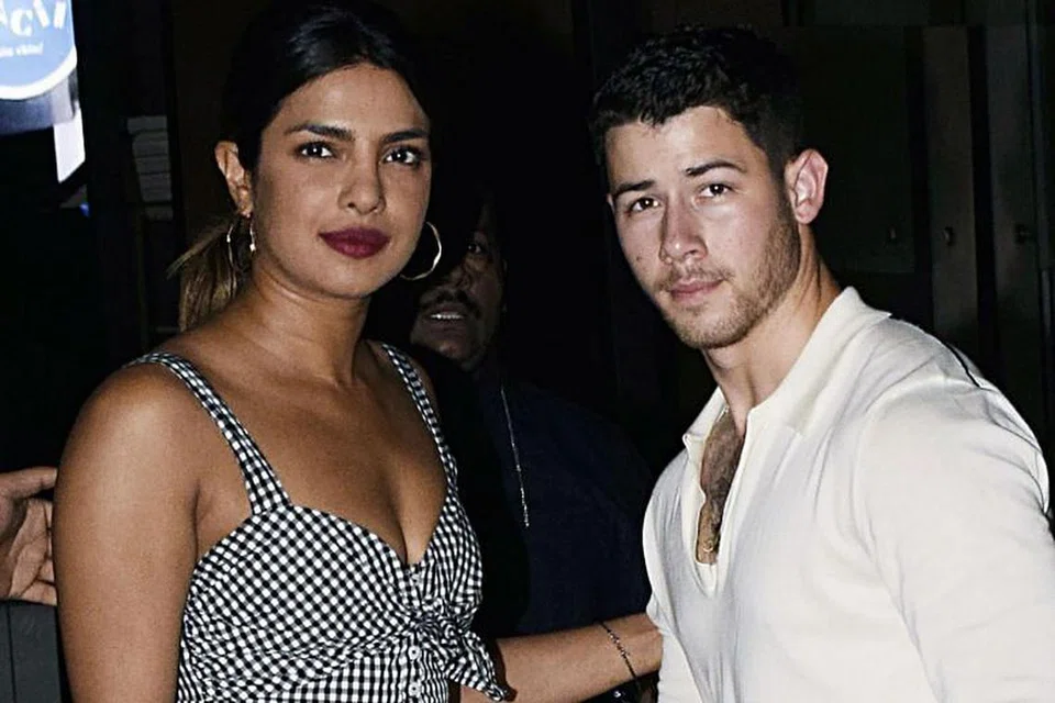 BERTUNANG: Priyanka Chopra (kiri) bersama Nick Jonas di Mumbai pada 22 Jun 2018.