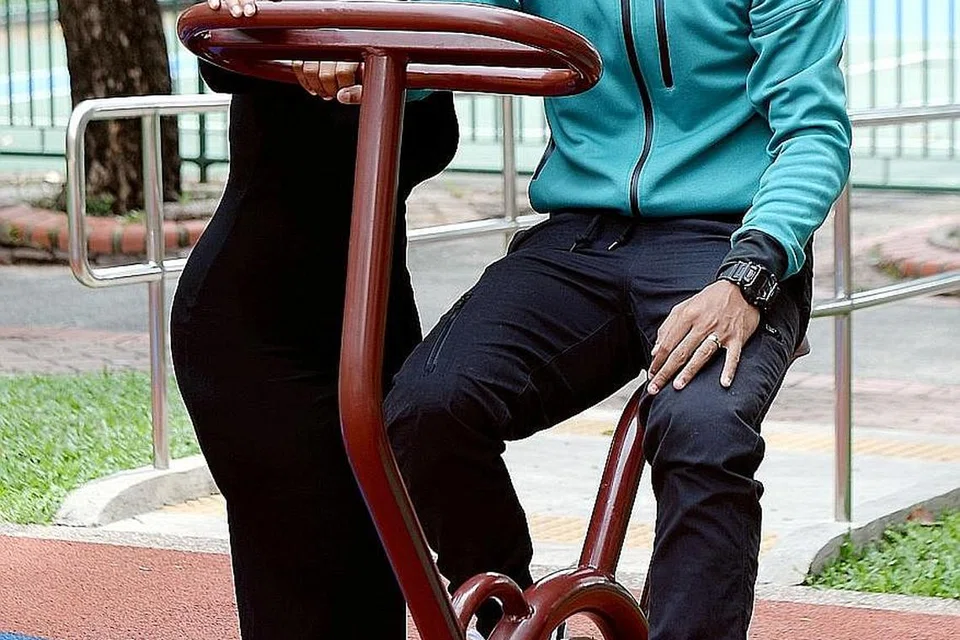 BERIKAN 100 PERATUS: Izzdin, yang bergambar bersama isterinya, Nurul Farhana Mohd Saleh, dijangka memikul cabaran besar di Piala Suzuki AFF nanti, apatah lagi Singa diundi dalam kumpulan sukar yang termasuk Filipina, Thailand dan Indonesia. - Foto TAUFIK A. KADER