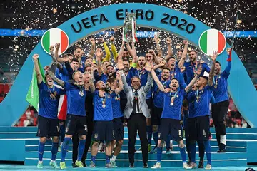 TERLALU GEMBIRA: Pegawai dan pemain Italy meraikan kemenangan pasukannya selepas menjuarai EURO 2020 dengan menewaskan England. - Foto EPA-EFE