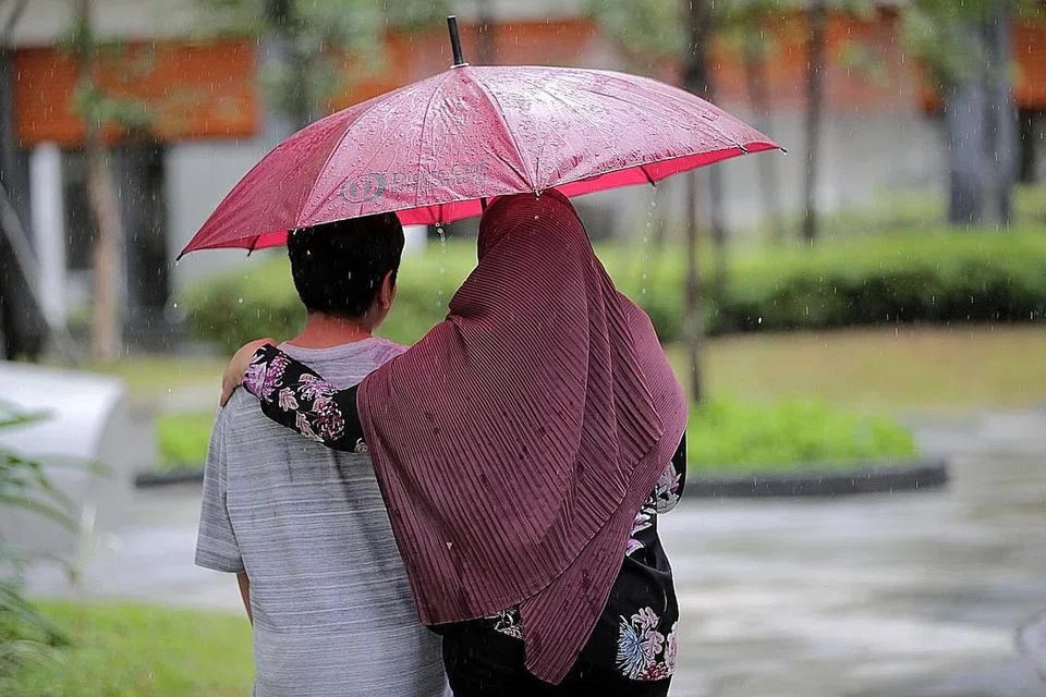 HARUNGI MASA SUKAR BERSAMA: Cik Sofia dan anaknya, Irfan (kedua-dua bukan nama sebenar), tabah berdepan pelbagai cabaran kehidupan ketika suaminya menjalani hukuman akibat kesalahan dadah. - Foto BM oleh GIN TAY