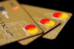AMAT DIKEHENDAKI DI LAMAN PASARAN GELAP: Lebih 30,000 kad kredit/debit milik warga Singapura didapati dijual di laman pasaran gelap dengan purata harga setiap kad mencapai $27 setiap satu. - Foto REUTERS
