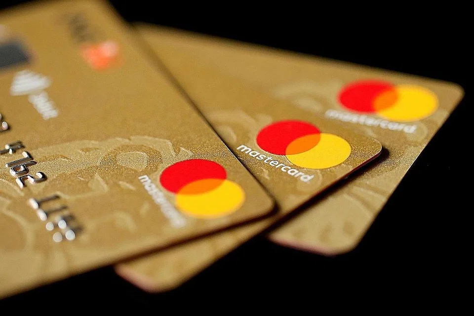 AMAT DIKEHENDAKI DI LAMAN PASARAN GELAP: Lebih 30,000 kad kredit/debit milik warga Singapura didapati dijual di laman pasaran gelap dengan purata harga setiap kad mencapai $27 setiap satu. - Foto REUTERS