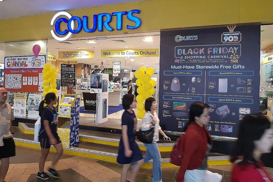 TAWARAN ISTIMEWA: Peruncit barangan elektronik, Courts, juga tidak melepaskan peluang tawarkan diskaun Black Friday di samping hadiah percuma untuk pelanggan. - Foto COURTS 