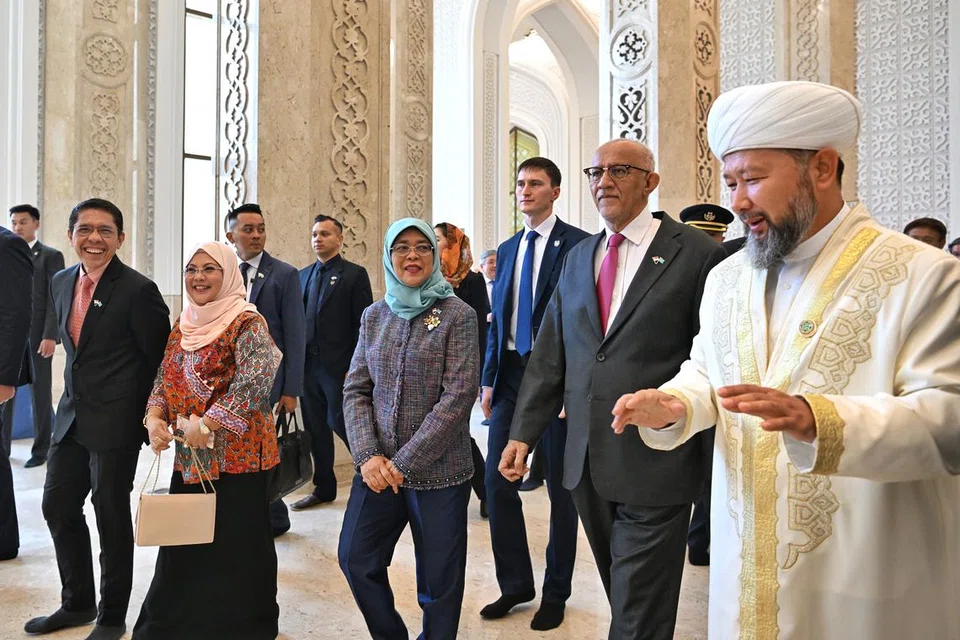LAWAT MASJID: Puan Halimah dan suaminya, Encik Mohamed Abdullah Alhabshee (dua dari kanan) bersama Mufti Besar Nauryzbay Kazhy Taganuly (kanan). Turut hadir ialah (dari kiri)  Menteri di Pejabat Perdana Menteri (PMO), yang juga Menteri Kedua (Pendidikan merangkap Ehwal Luar), Dr Mohamad Maliki Osman serta isterinya, Cik Sadiah Shahal.