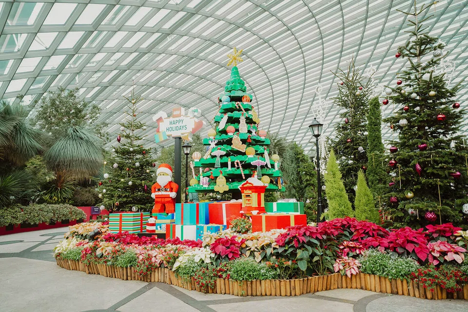 Tidak selalu anda dapat peluang untuk melihat ‘pokok’ Krismas setinggi 4.5 meter dan dibina bongkah Lego. Nikmatinya dan instalasi Lego lain serta kegiatan kreatif di Flower Dome, Gardens by the Bay sempena musim Krismas ini.