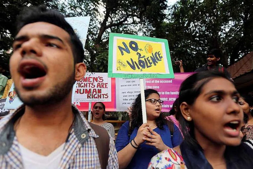 Penunjuk perasaan membantah di Mumbai pada 11 Mei terhadap kejadian seorang pelajar undang-undang dirogol dan dibunuh di negeri selatan Kerala. 