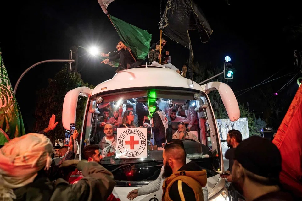 HIRUP ANGIN KEBEBASAN: Orang ramai mengerumuni sebuah bas Palang Merah yang membawa tahanan Palestin yang baru dibebaskan daripada penjara di Israel, apabila bas itu tiba di Ramallah, Tebing Barat.