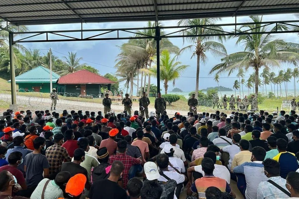 DAKWA DITIPU: Seramai 171 warga Bangladesh ditahan Batalion Ke-23 Rejimen Askar Melayu Diraja selepas mereka ditemui berjalan di sekitar Teluk Ramunia, Kota Tinggi, Johor. Mereka mendakwa ditipu ejen pekerjaan. 