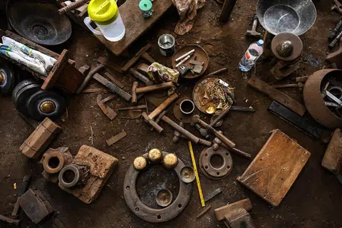 Alat harian seperti tukul kayu, playar, pembaris dan jangka sudut digunakan seiring peralatan khusus dalam proses menghasilkan gamelan.