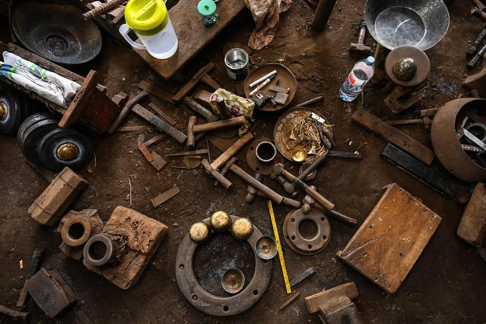 Alat harian seperti tukul kayu, playar, pembaris dan jangka sudut digunakan seiring peralatan khusus dalam proses menghasilkan gamelan.