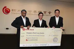 SOKONGAN BERERTI: (Dari kiri) Setiausaha agung dan ketua pegawai eksekutif SRC, Encik Benjamin William, Presiden SCCCI, Encik Roland Ng dan Duta Besar China ke Singapura, Encik Hong Xiaoyong, bergambar bersama di majlis penyampaian semalam. - Foto BH oleh KELVIN CHNG