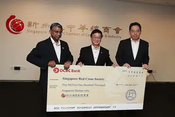 SOKONGAN BERERTI: (Dari kiri) Setiausaha agung dan ketua pegawai eksekutif SRC, Encik Benjamin William, Presiden SCCCI, Encik Roland Ng dan Duta Besar China ke Singapura, Encik Hong Xiaoyong, bergambar bersama di majlis penyampaian semalam. - Foto BH oleh KELVIN CHNG