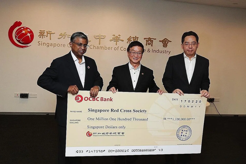 SOKONGAN BERERTI: (Dari kiri) Setiausaha agung dan ketua pegawai eksekutif SRC, Encik Benjamin William, Presiden SCCCI, Encik Roland Ng dan Duta Besar China ke Singapura, Encik Hong Xiaoyong, bergambar bersama di majlis penyampaian semalam. - Foto BH oleh KELVIN CHNG