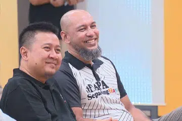 Encik Abdul Malek Abdul Hamid Indra (kiri), dan Encik Bramsha Osman, merupakan antara sukarelawan bersama Bapa Sepanjang Hayat (BSH).