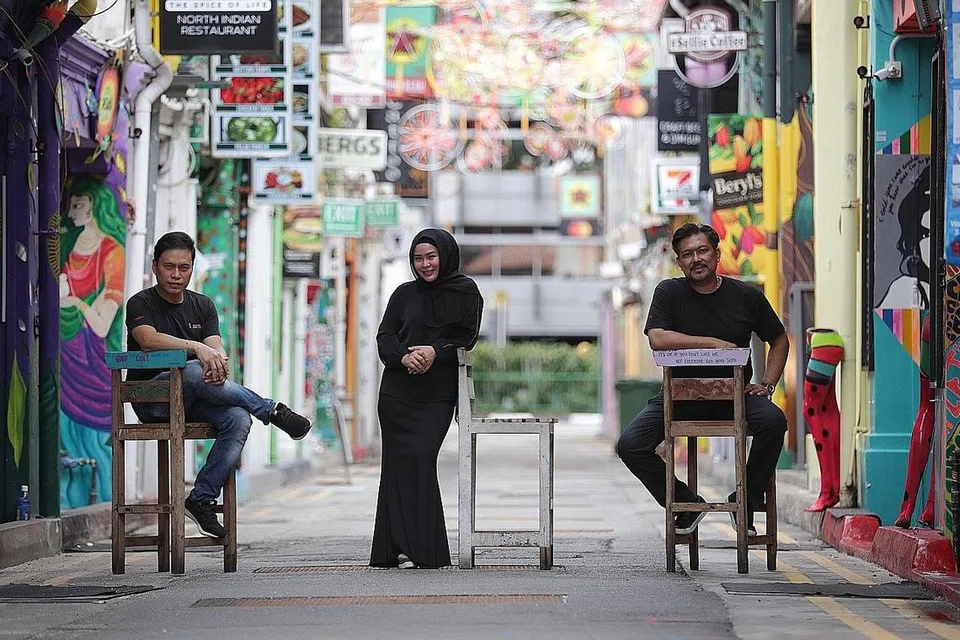 BERGANDING BAHU: (Dari kiri) Encik Jamuri, Cik Noraini dan Cef Leonadi bekerjasama memasarkan produk mereka kerana menggunakan wadah dalam talian yang sama, 'Getz'. Gambar diambil sebelum langkah memakai pelitup diwajibkan. - Foto BM oleh GIN TAY