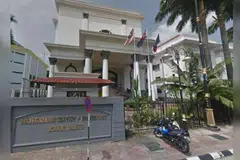 Mahkamah Majistret Johor Bahru menjatuhi hukuman denda keseluruhan RM30,000 kepada seorang warga Singapura yang miliki dua kerakyatan dan melakukan jenayah di Malaysia. Tertuduh turut memohon maaf pada Yang di-Pertuan Agong.