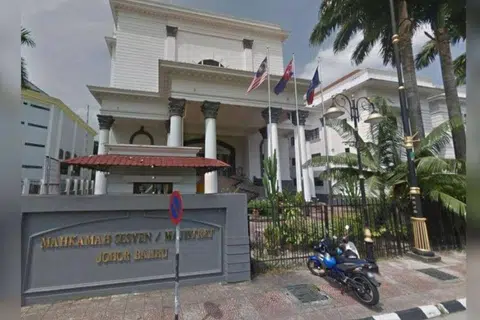 Mahkamah Majistret Johor Bahru menjatuhi hukuman denda keseluruhan RM30,000 kepada seorang warga Singapura yang miliki dua kerakyatan dan melakukan jenayah di Malaysia. Tertuduh turut memohon maaf pada Yang di-Pertuan Agong.