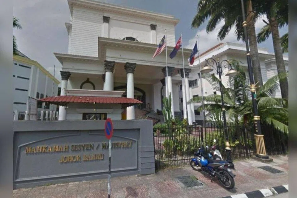 Mahkamah Majistret Johor Bahru menjatuhi hukuman denda keseluruhan RM30,000 kepada seorang warga Singapura yang miliki dua kerakyatan dan melakukan jenayah di Malaysia. Tertuduh turut memohon maaf pada Yang di-Pertuan Agong.